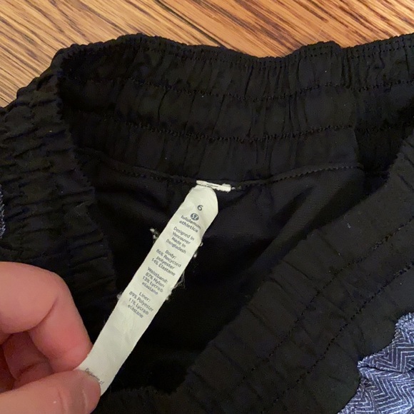 Lululemon Tracker Shorts - Low Rise - Picture 2 of 4